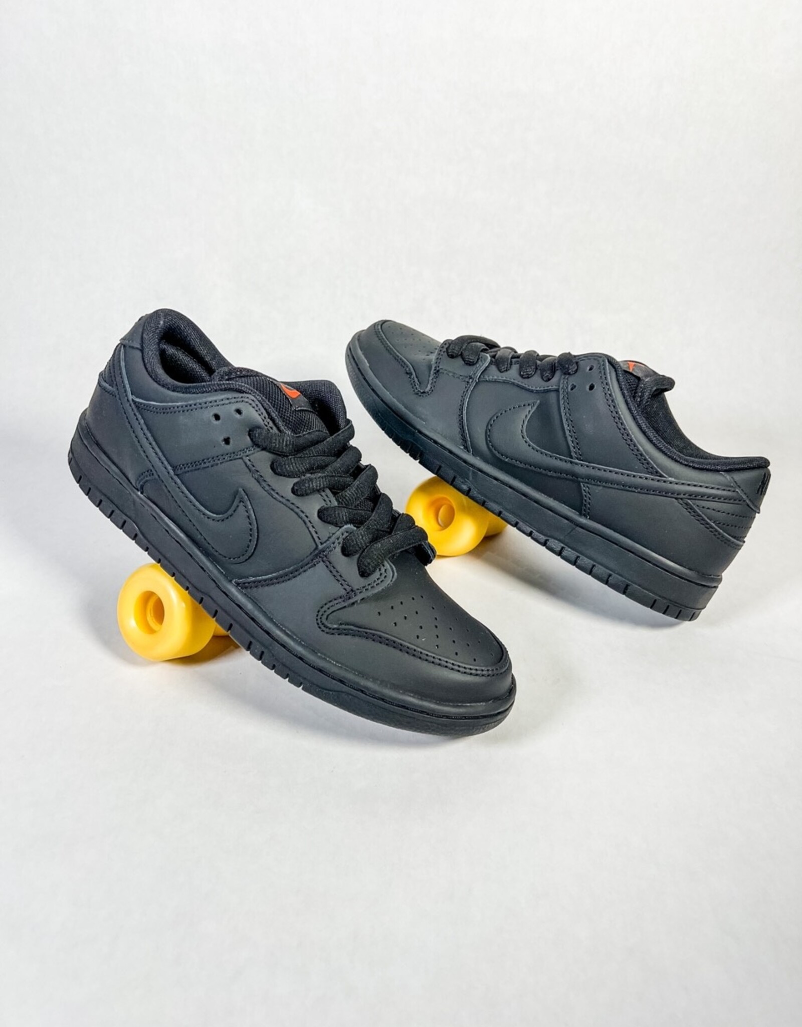 NIKE SB DUNK LOW PRO BLACK BLACK BLACK KINGSWELL Los Feliz