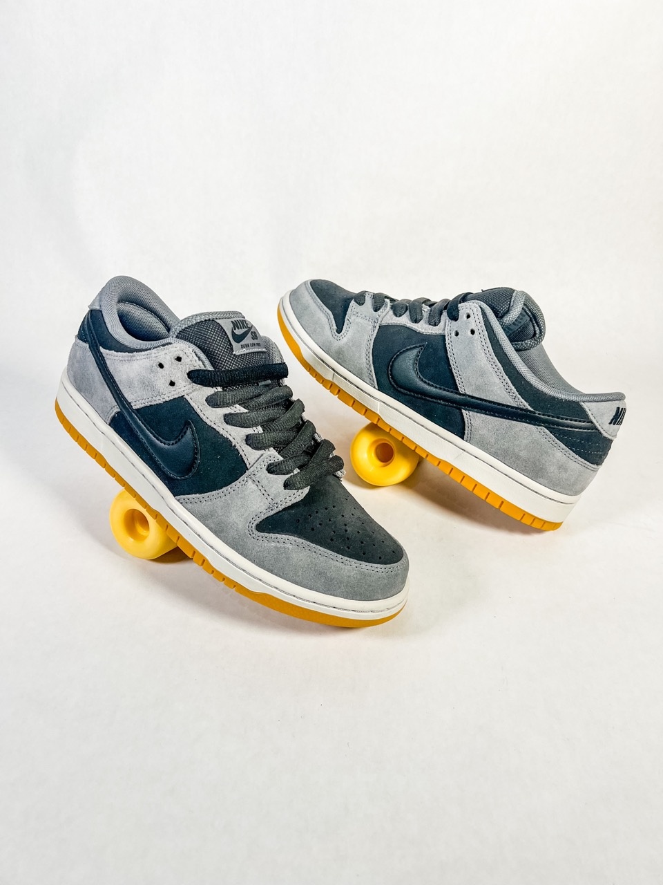 Nike SB Dunk Low Pro ブラック　アンド　スモーク　グレー NIKE SB DUNK LOW PRO 'Black and Smoke Grey' ｜ FLY
