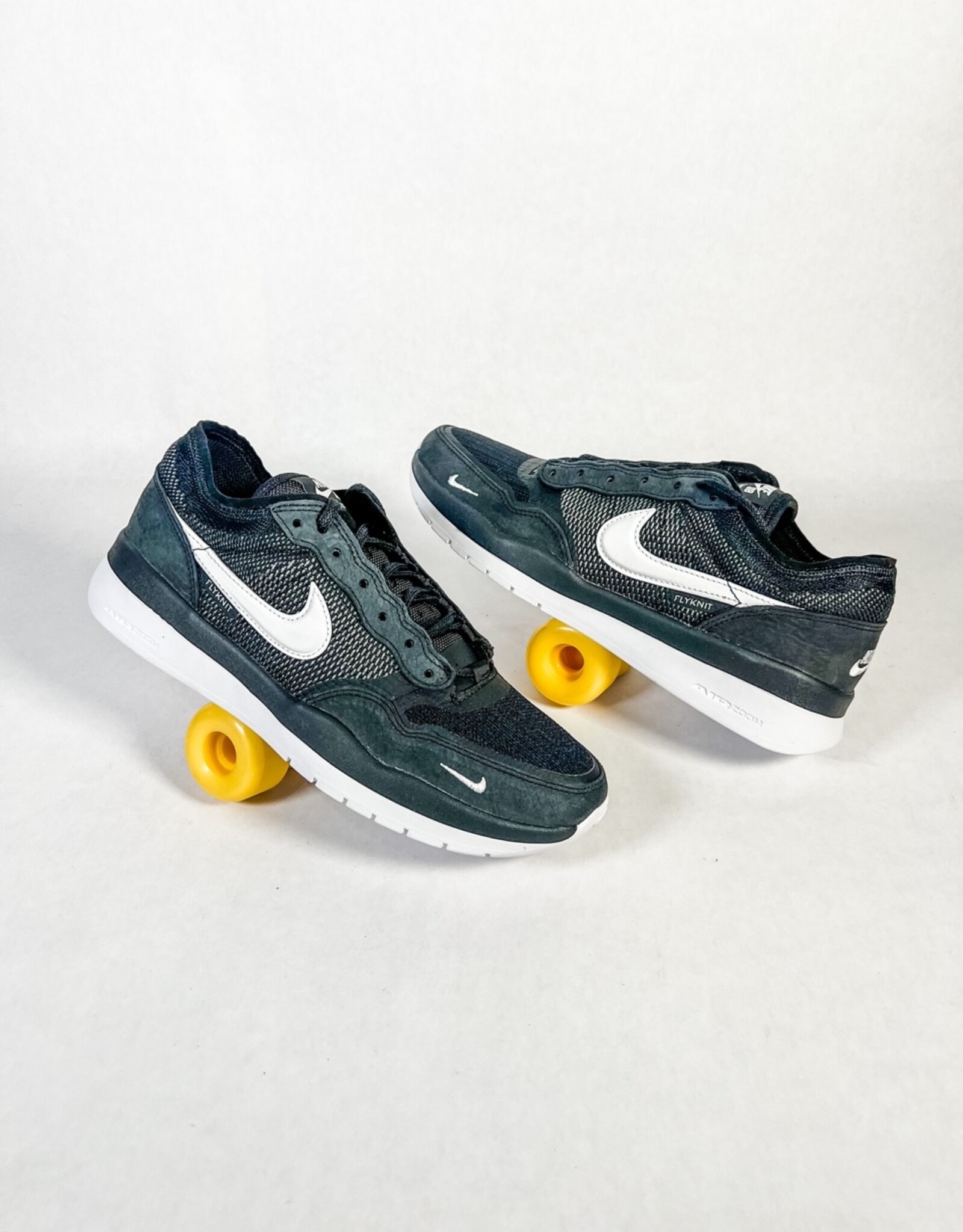 NIKE SB PS8 - BLACK/WHITE