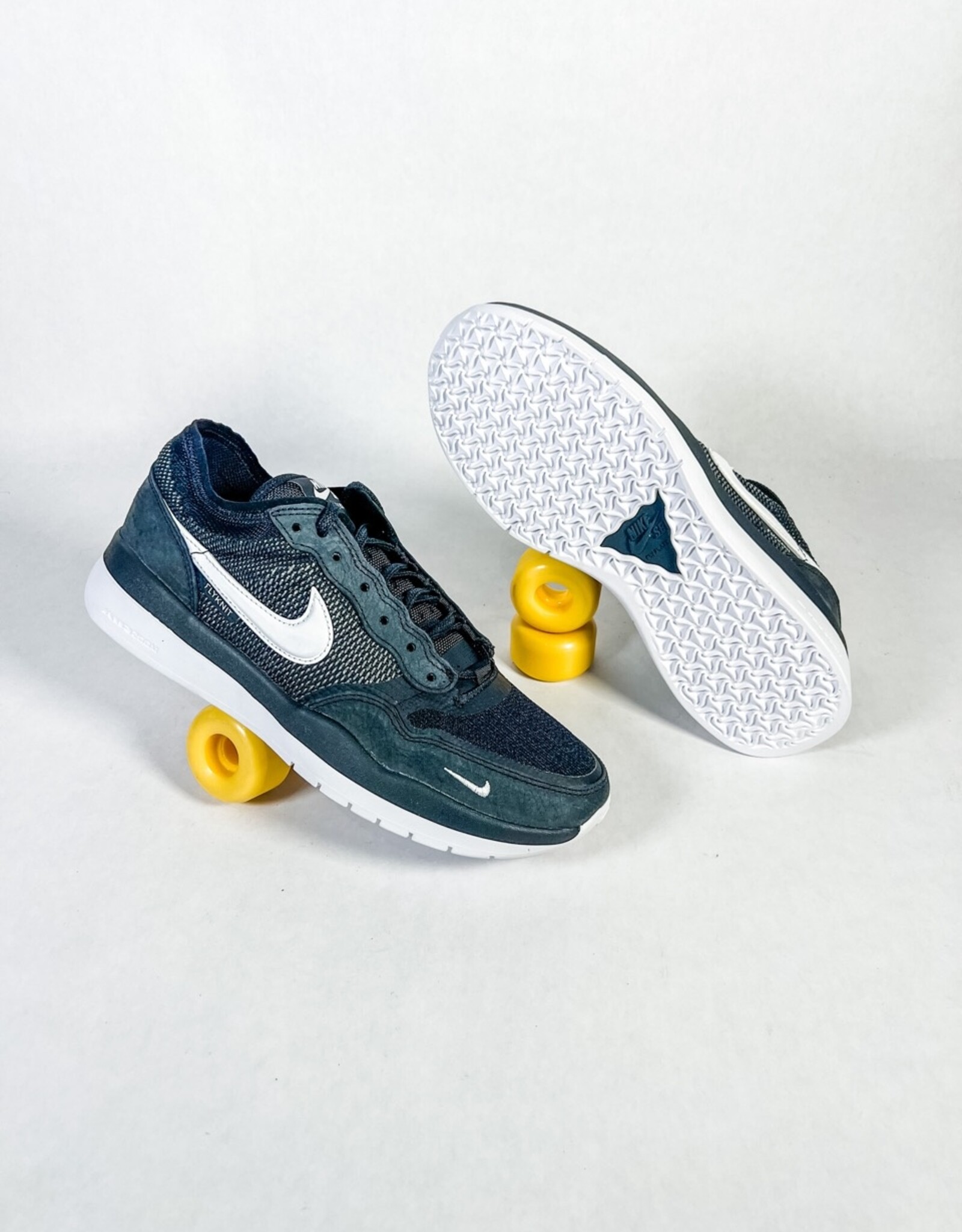 NIKE SB PS8 - BLACK/WHITE