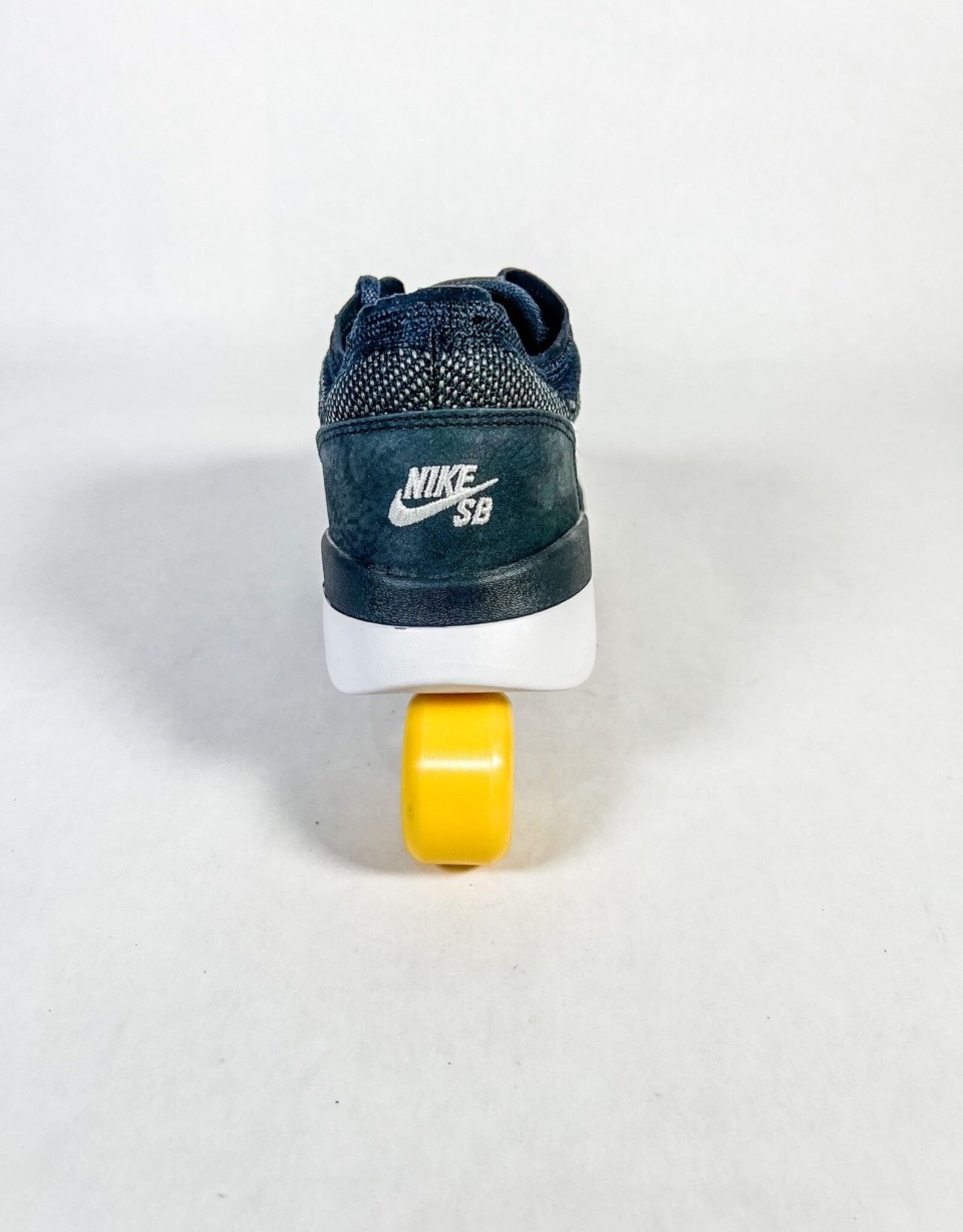 NIKE SB PS8 - BLACK/WHITE