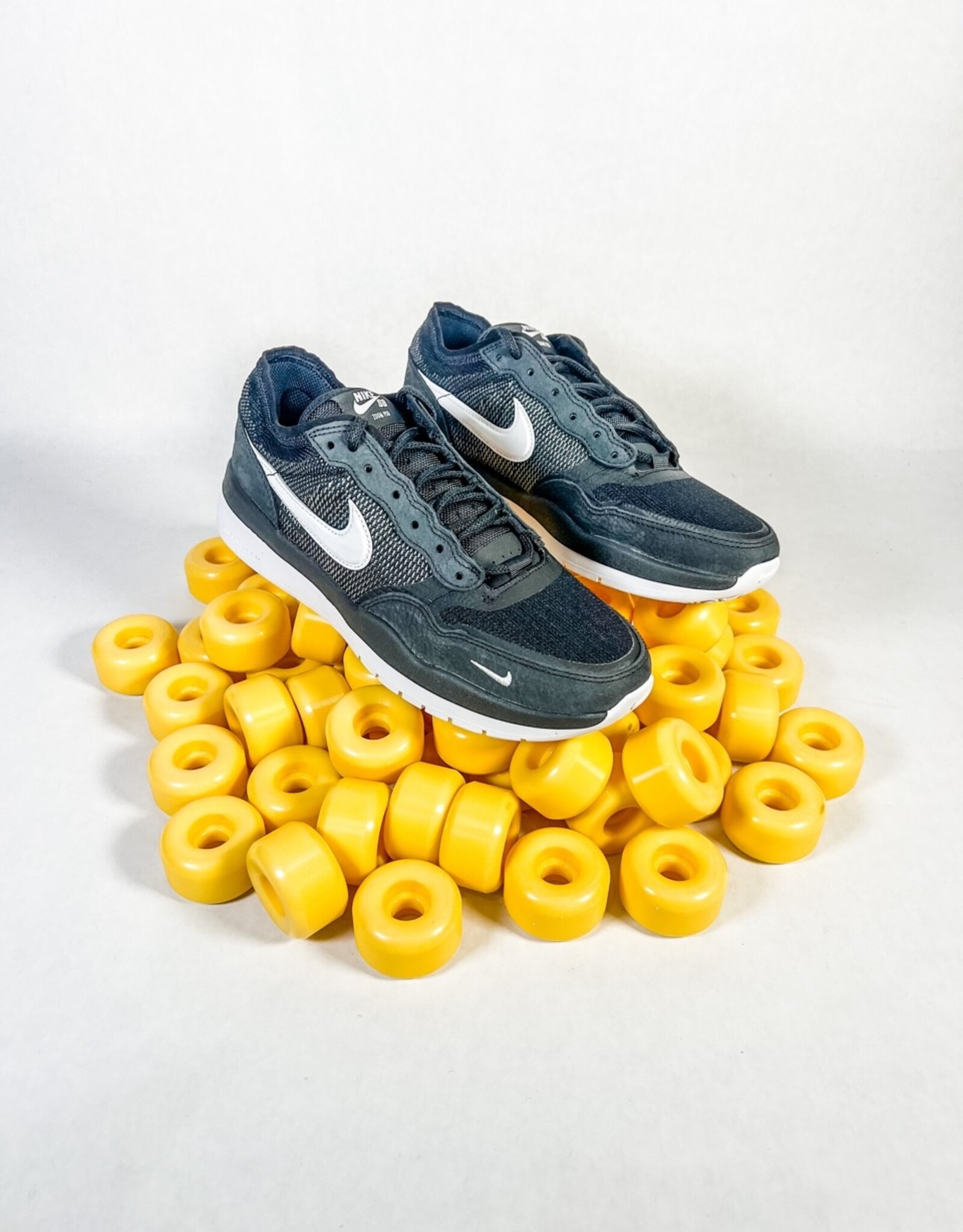 NIKE SB PS8 - BLACK/WHITE - KINGSWELL - Los Feliz