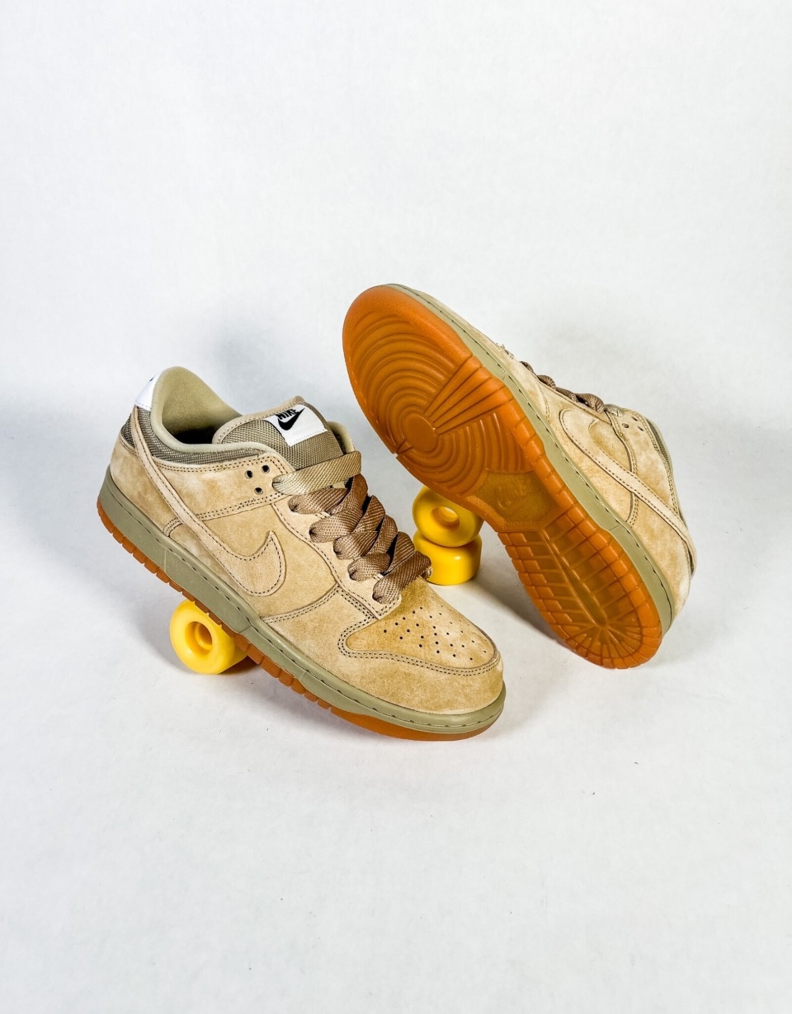 NIKE SB DUNK LOW PRO B - PARACHUTE BEIGE - KINGSWELL - Los Feliz NIKE SB DUNK LOW PRO B - PARACHUTE BEIGE - KINGSWELL - Los Feliz