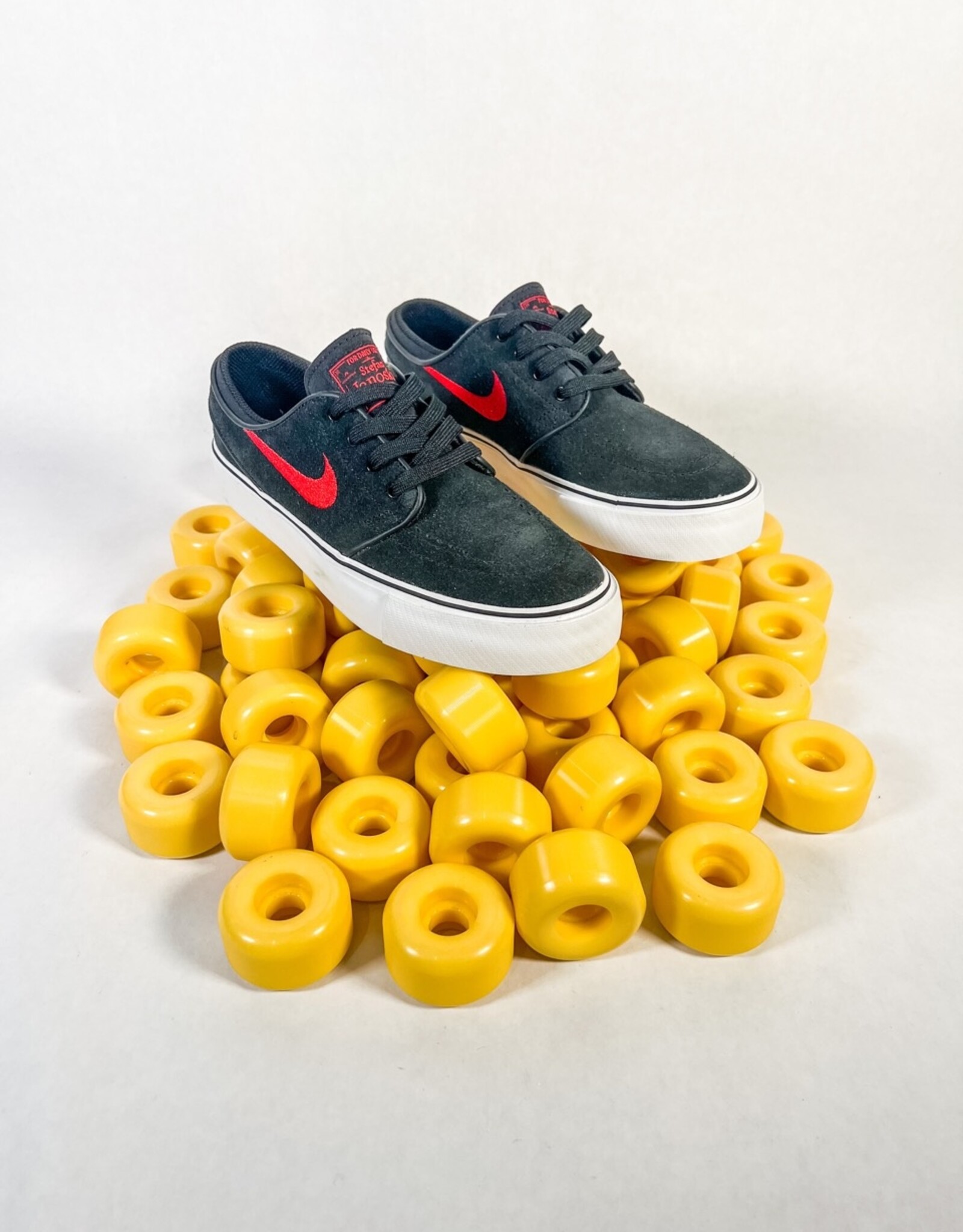 NIKE SB JANOSKI (GS) - BLACK/UNIVERSITY RED
