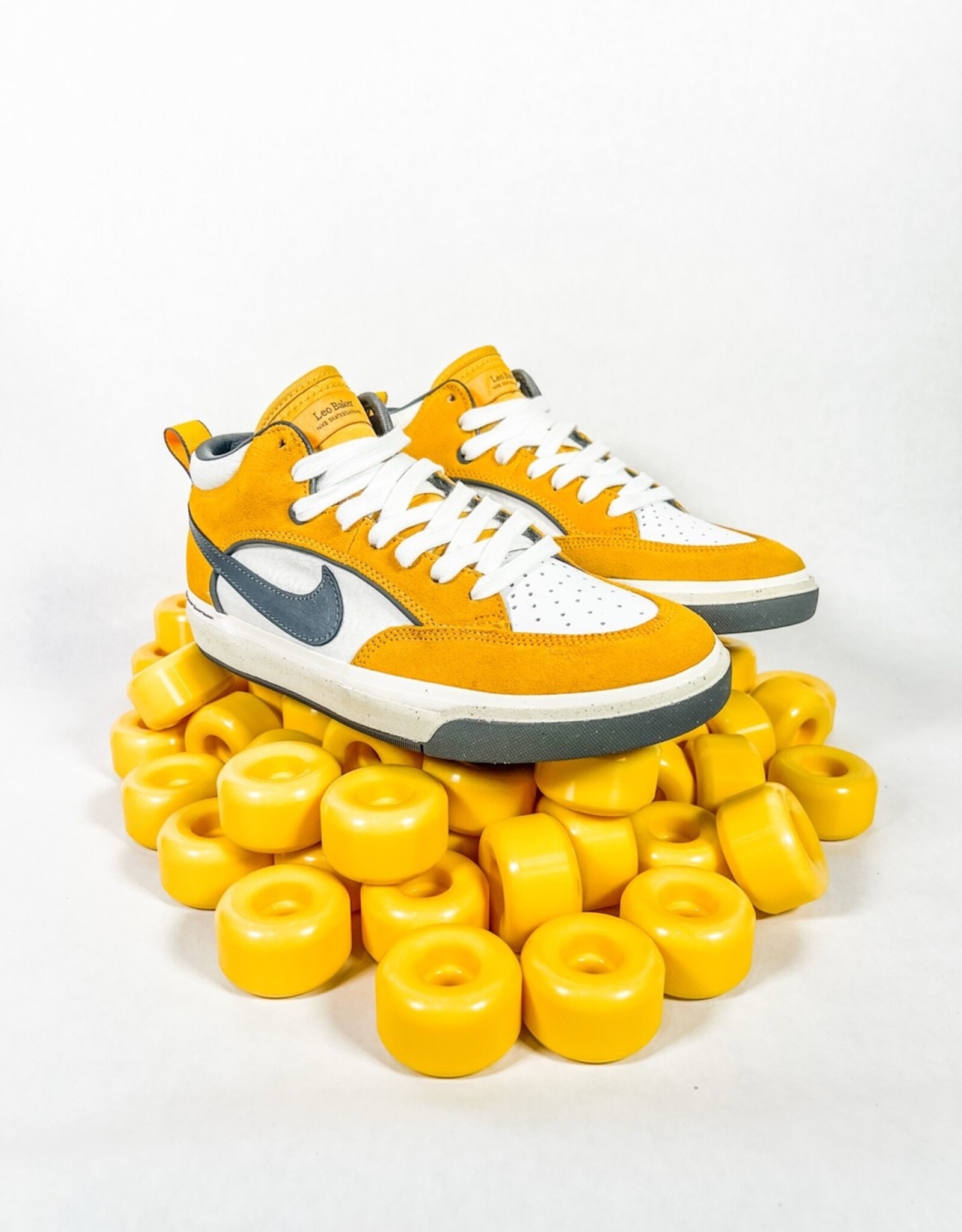 NIKE SB REACT LEO - UNIVERSITY GOLD/DARK GREY