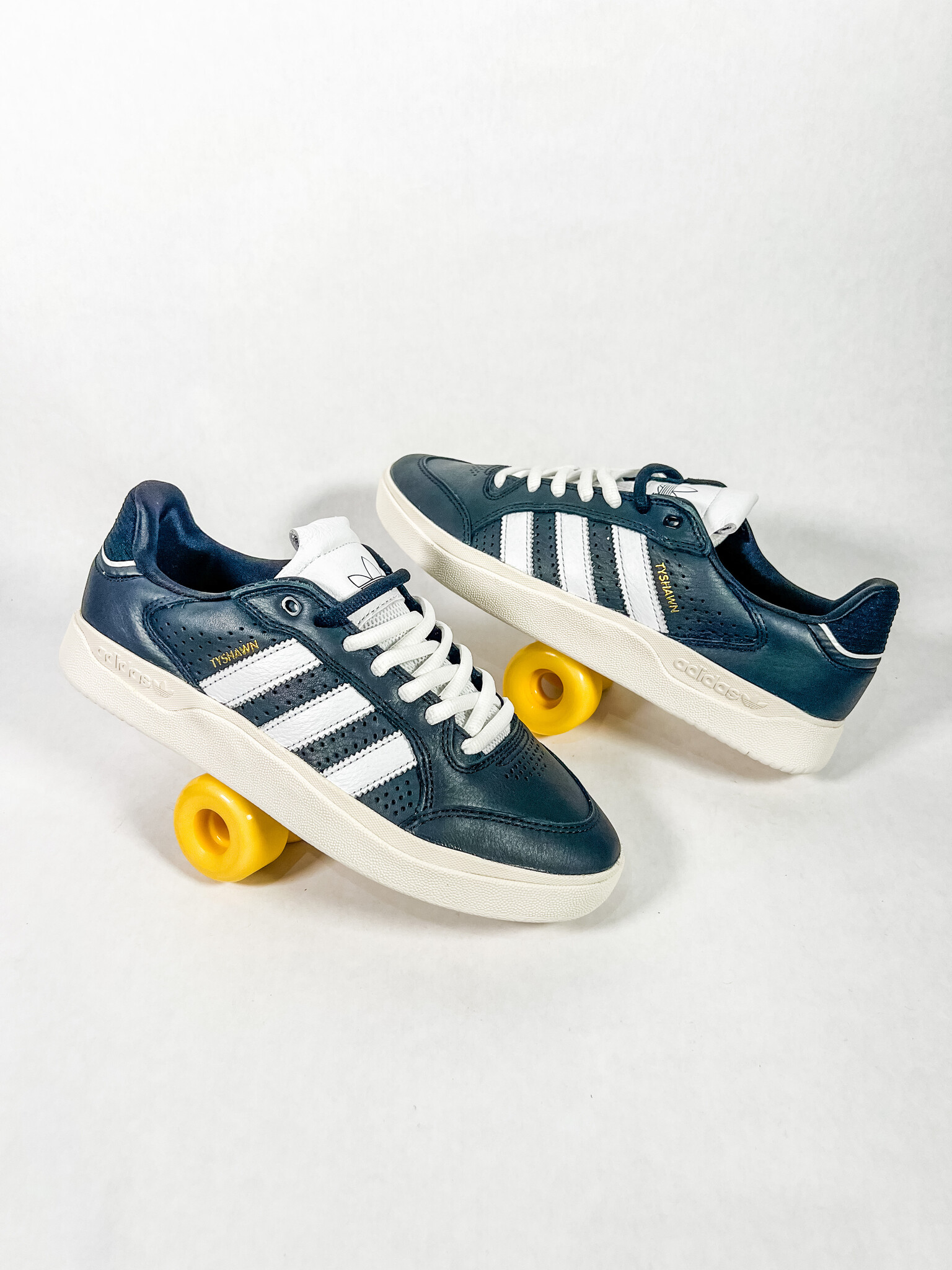 ★送料・関税込★adidas★ORIGINALS TYSHAWN LOW★22-29cm★ ADIDAS TYSHAWN LOW CORE BLACK / CLOUD WHITE / GOLD METALLIC