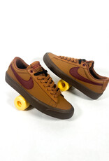 NIKE SB BLAZER LOW PRO GT - LT BRITISH TAN/DARK TEAM RED