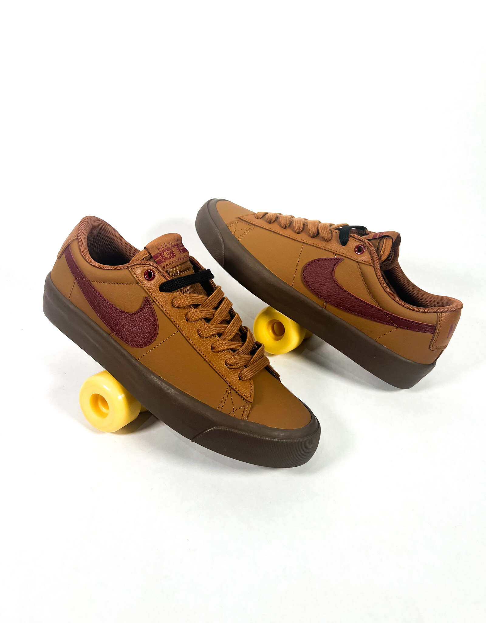 NIKE SB BLAZER LOW PRO GT - LT BRITISH TAN/DARK TEAM RED
