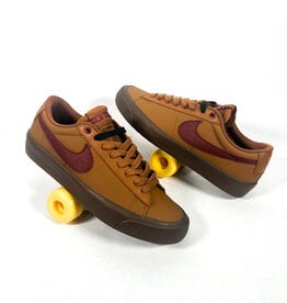 NIKE SB BLAZER LOW PRO GT - LT BRITISH TAN/DARK TEAM RED