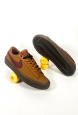 NIKE SB BLAZER LOW PRO GT - LT BRITISH TAN/DARK TEAM RED