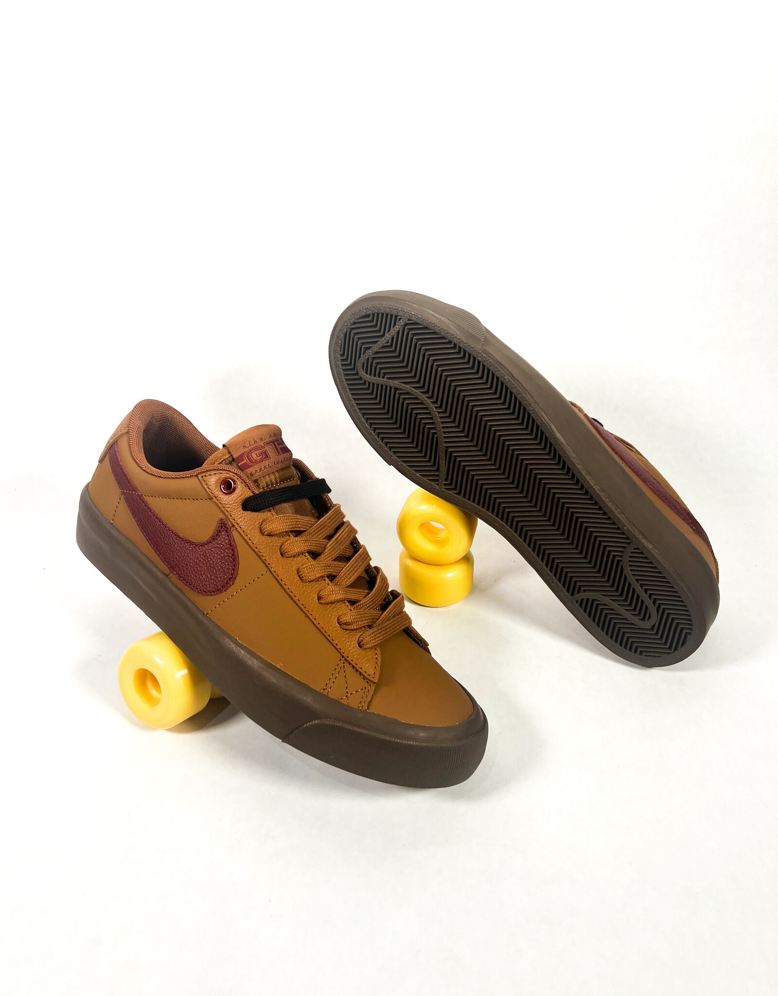 NIKE SB BLAZER LOW PRO GT - LT BRITISH TAN/DARK TEAM RED