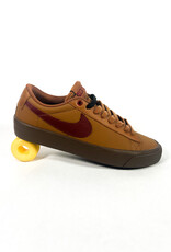 NIKE SB BLAZER LOW PRO GT - LT BRITISH TAN/DARK TEAM RED