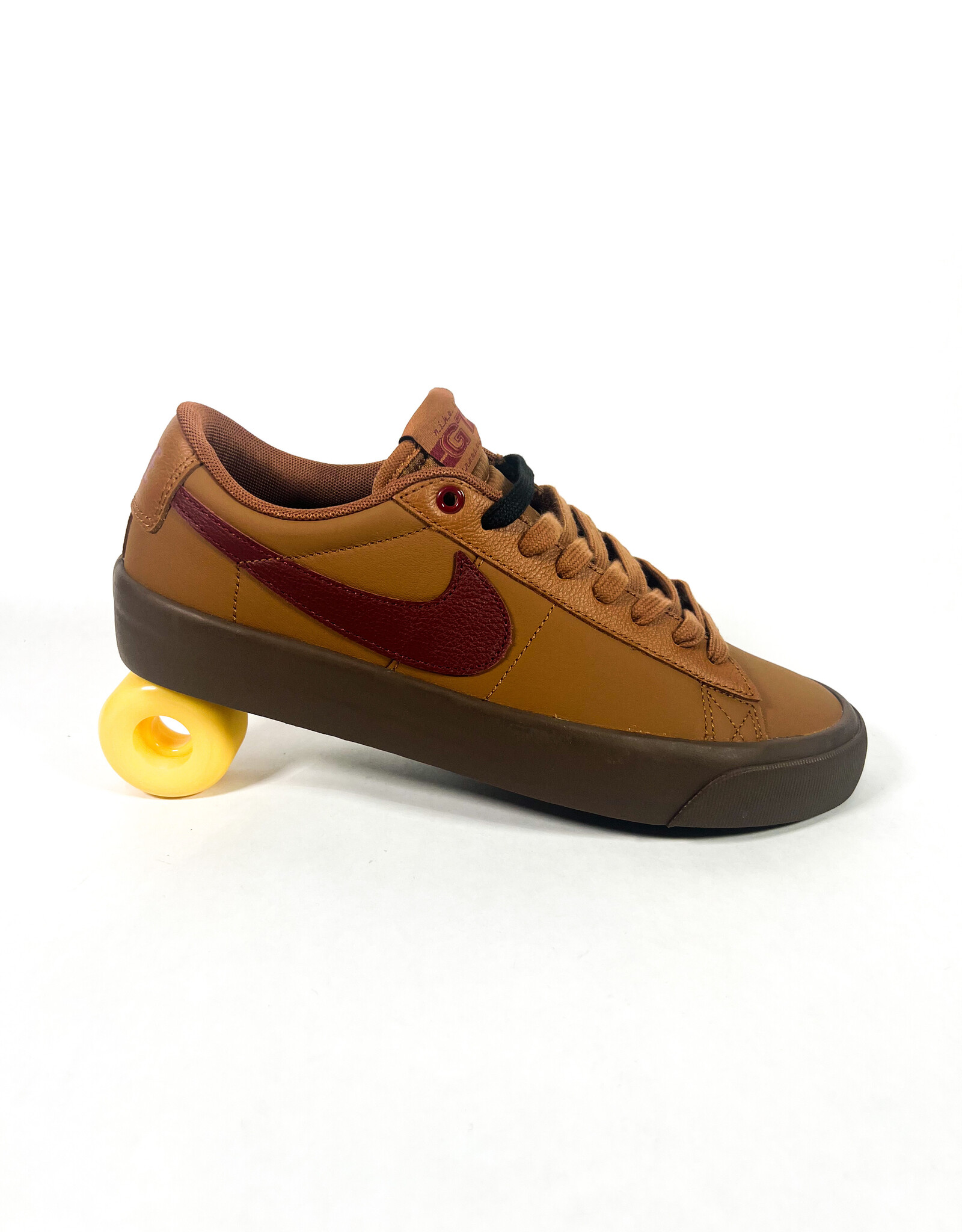 NIKE SB BLAZER LOW PRO GT - LT BRITISH TAN/DARK TEAM RED