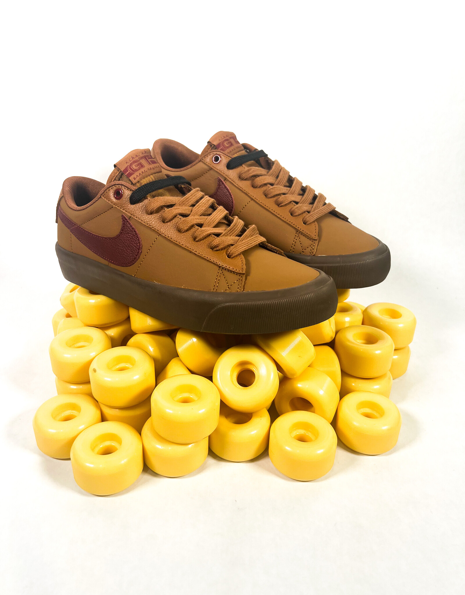 NIKE SB BLAZER LOW PRO GT - LT BRITISH TAN/DARK TEAM RED