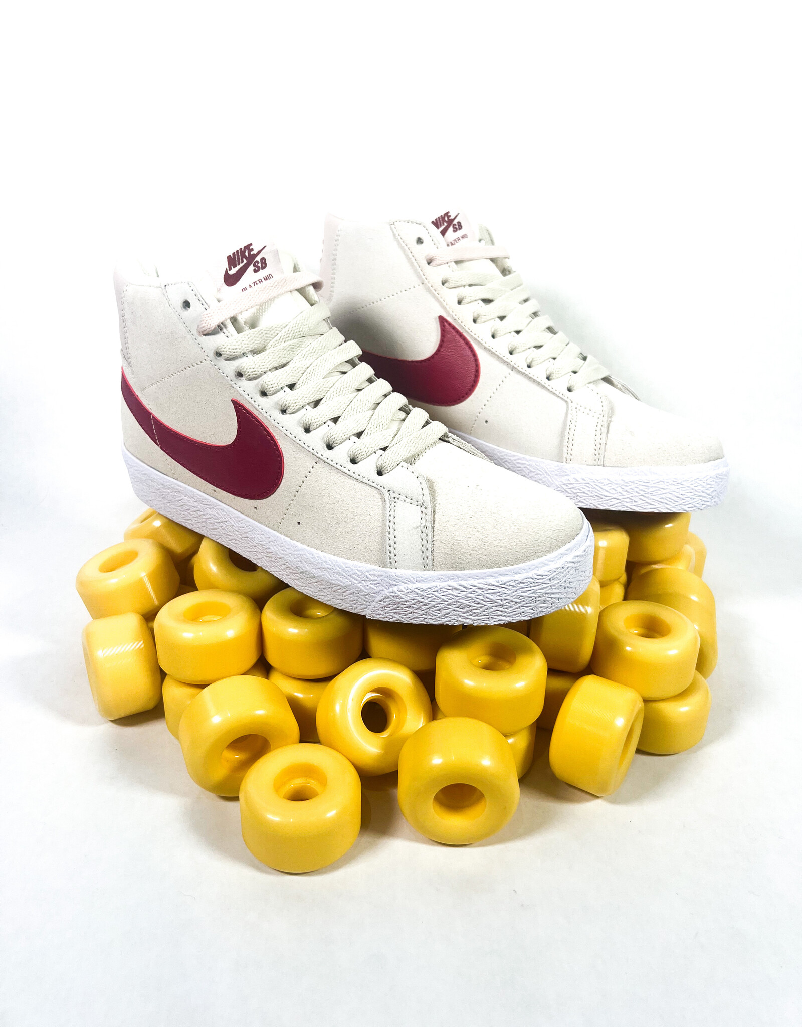 NIKE SB Zoom Blazer Mid - Pale Ivory / Noble Red