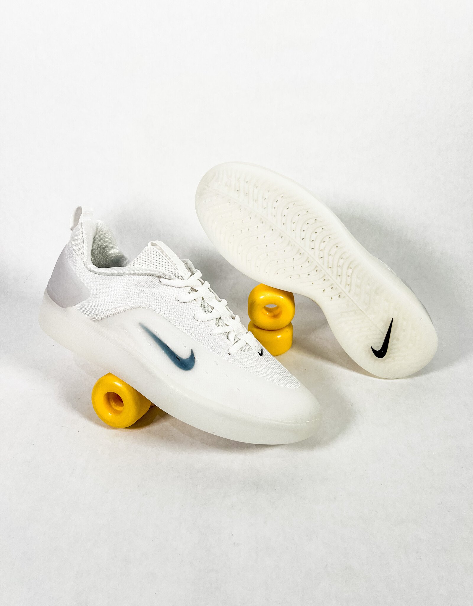 NIKE SB Zoom Nyjah 4 - White / Black