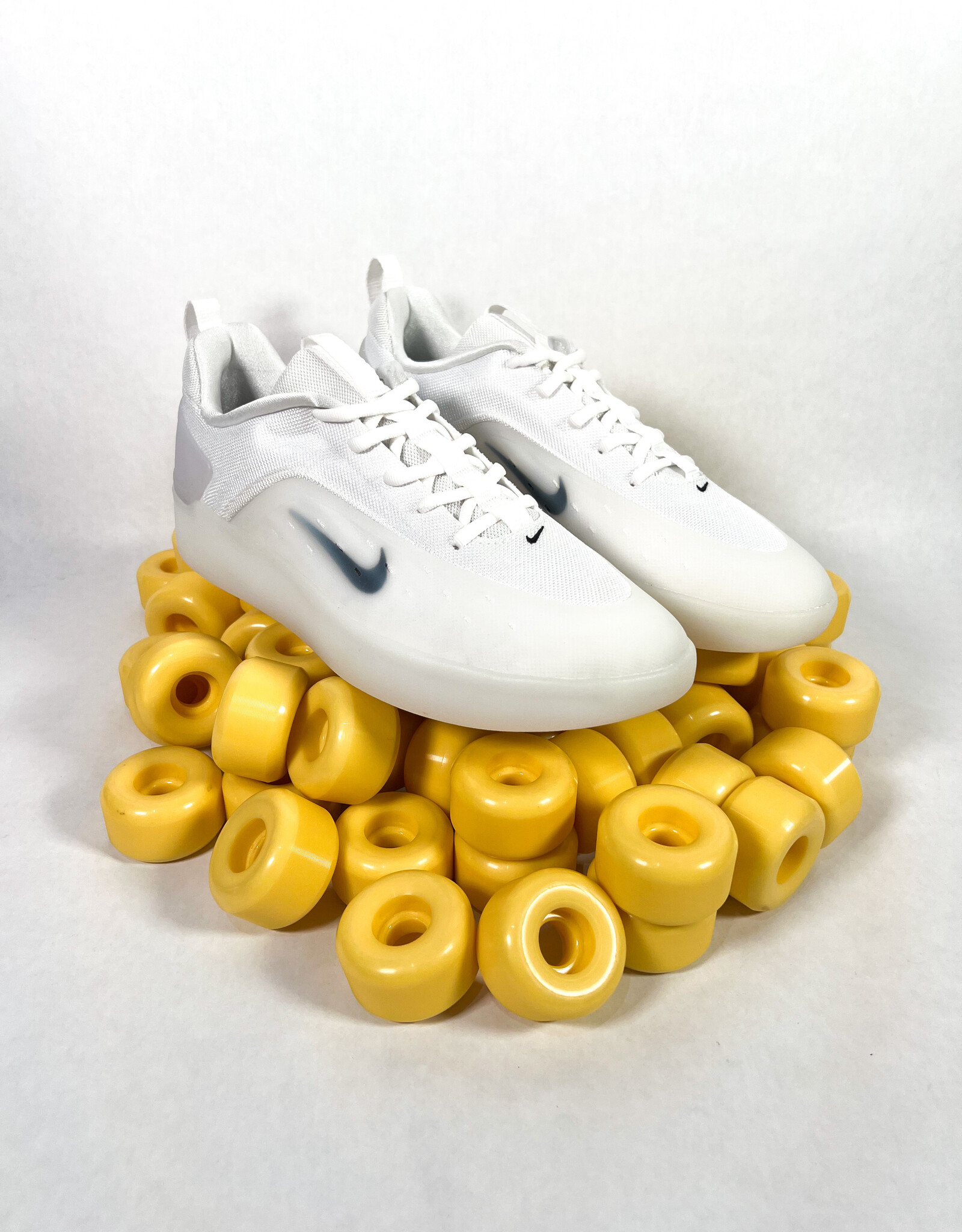 NIKE SB Zoom Nyjah 4 - White / Black