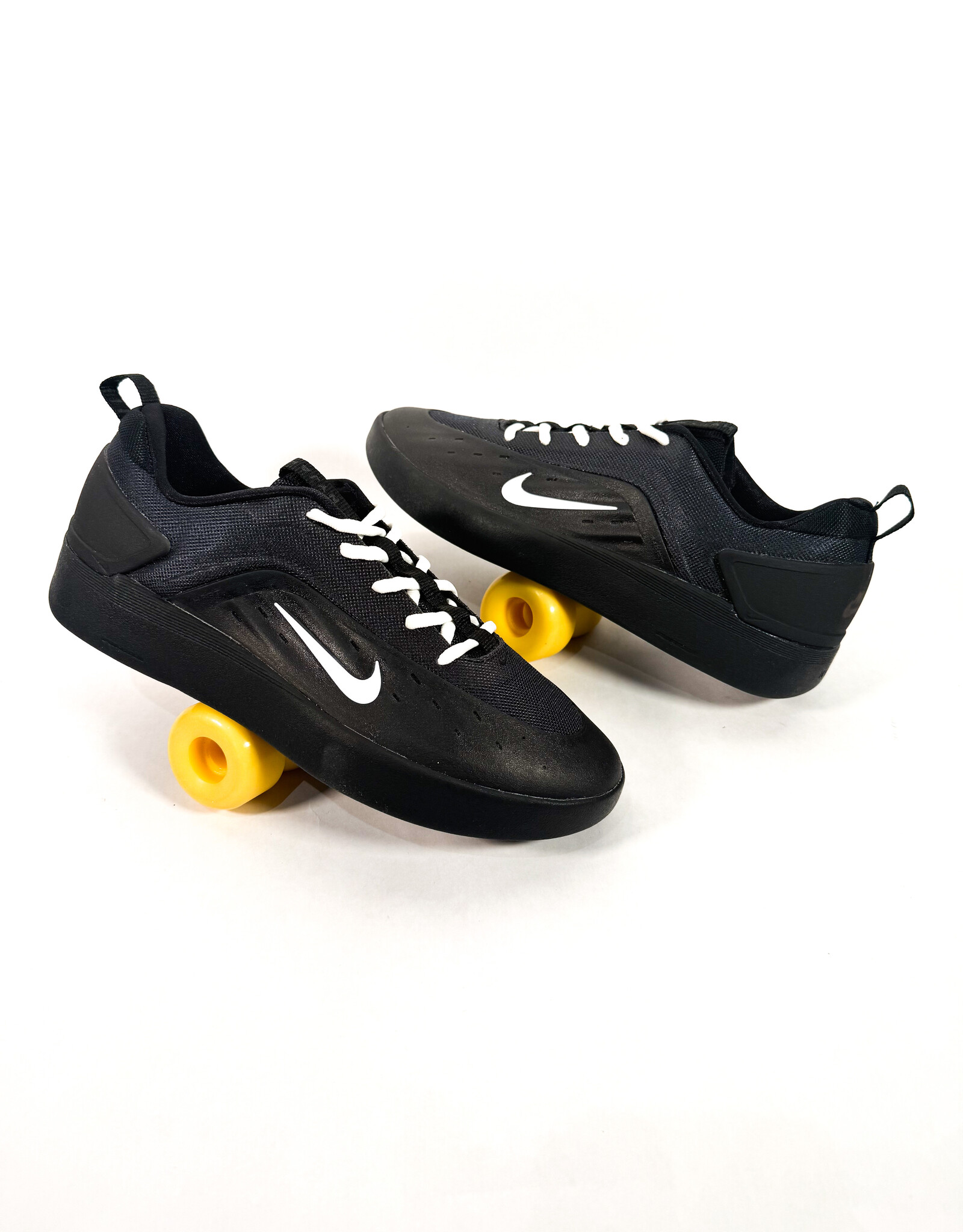 NIKE SB Zoom Nyjah 4 - Black / White