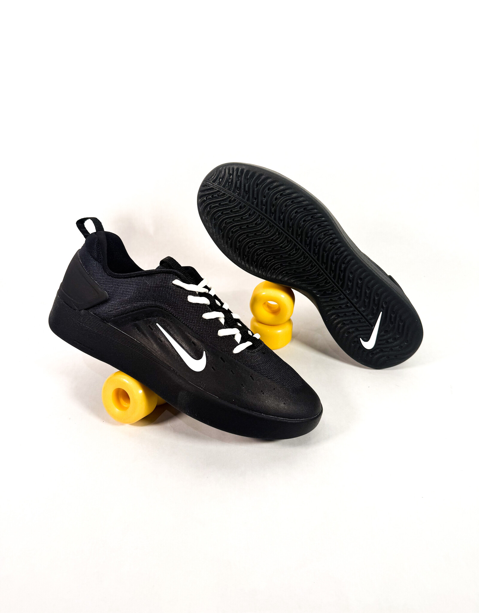 NIKE SB Zoom Nyjah 4 - Black / White