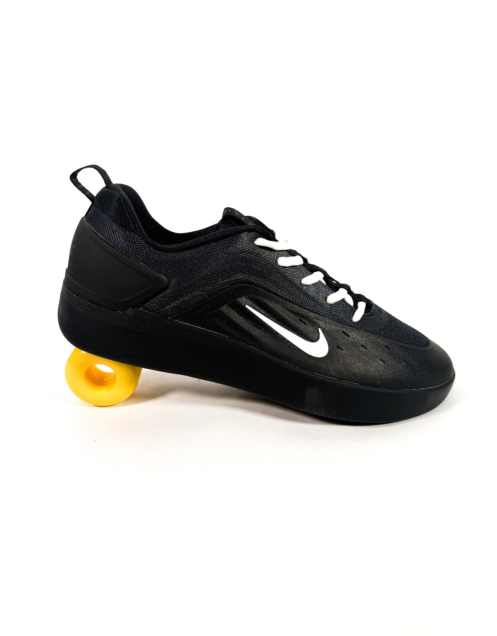 NIKE SB Zoom Nyjah 4 - Black / White
