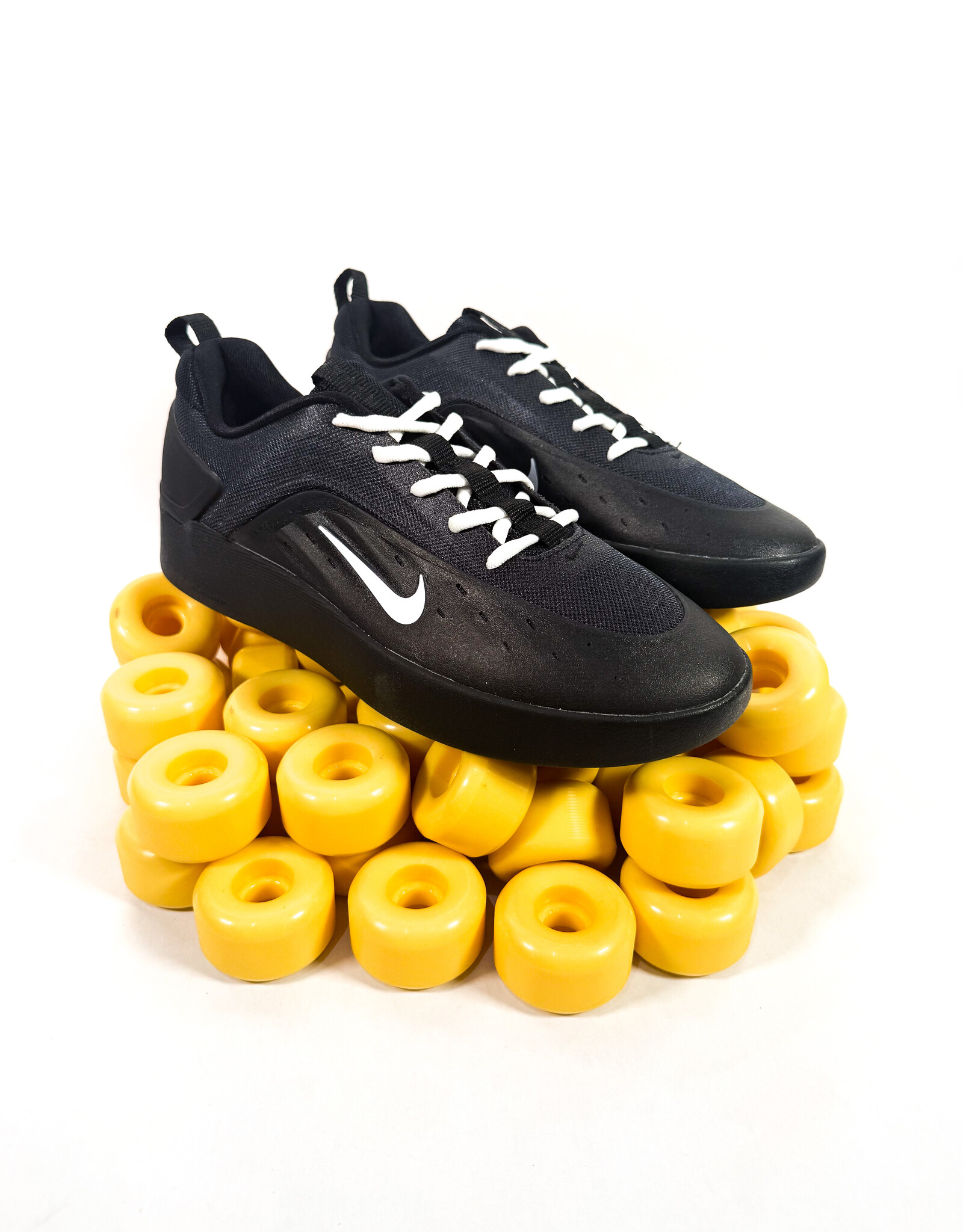 NIKE SB Zoom Nyjah 4 - Black / White