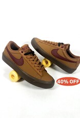 NIKE SB BLAZER LOW PRO GT - LT BRITISH TAN/DARK TEAM RED