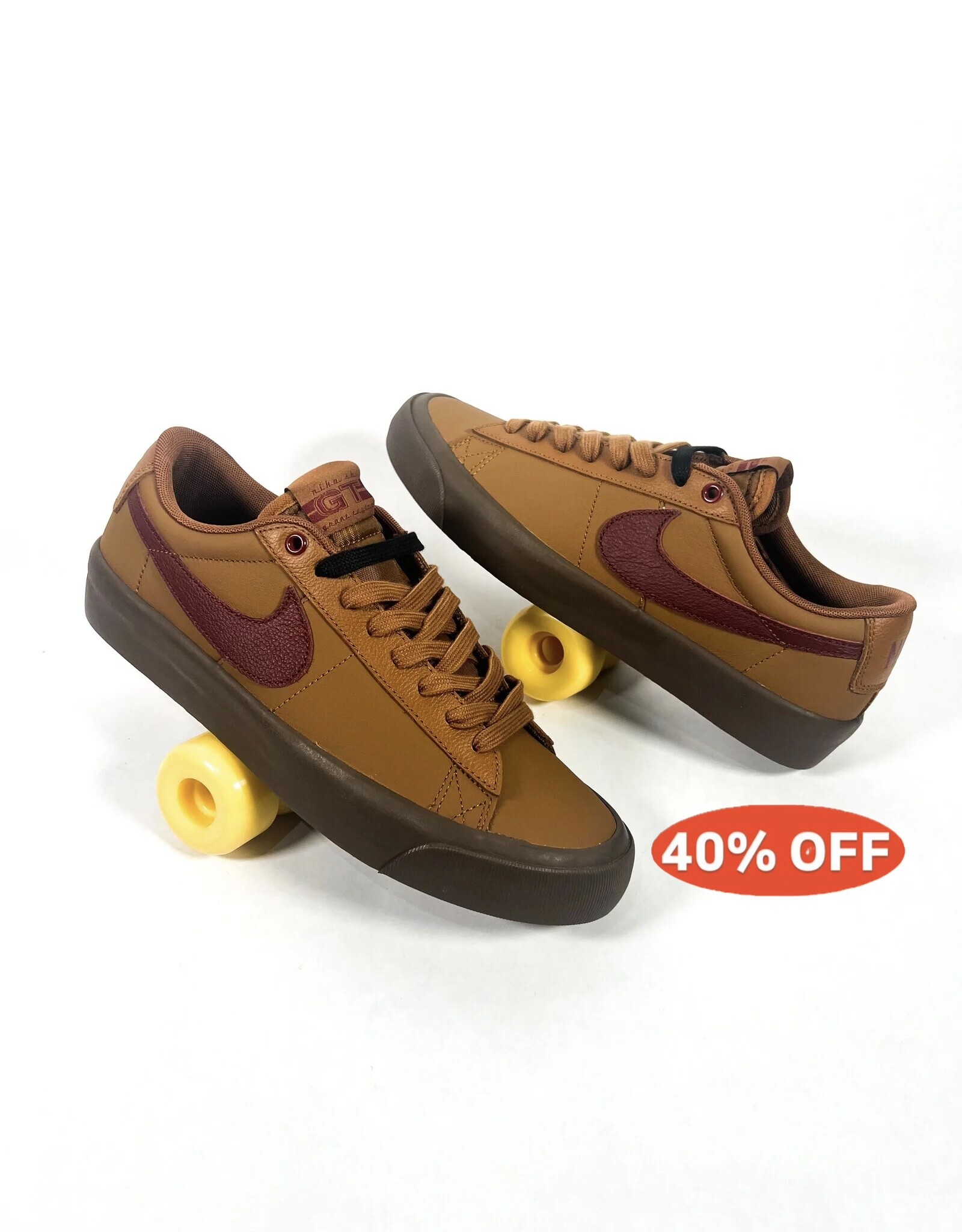 NIKE SB BLAZER LOW PRO GT - LT BRITISH TAN/DARK TEAM RED