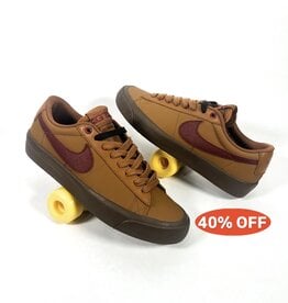 NIKE SB BLAZER LOW PRO GT - LT BRITISH TAN/DARK TEAM RED