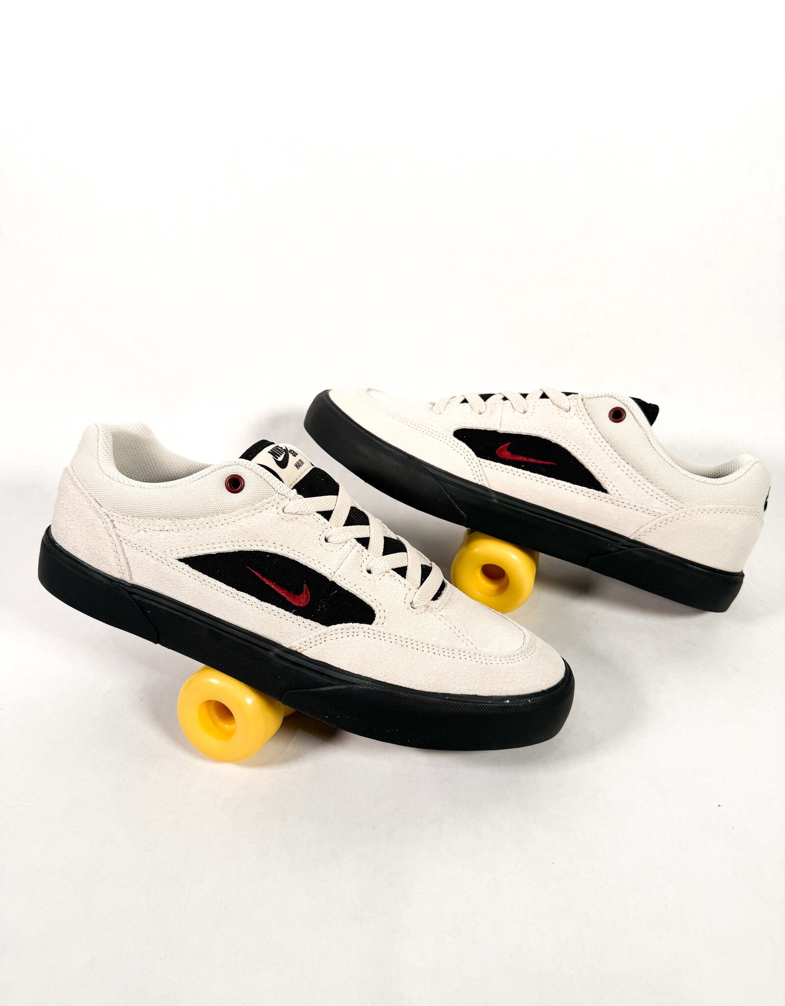 NIKE SB Malor - Lt. Orewood Brn / Team Red