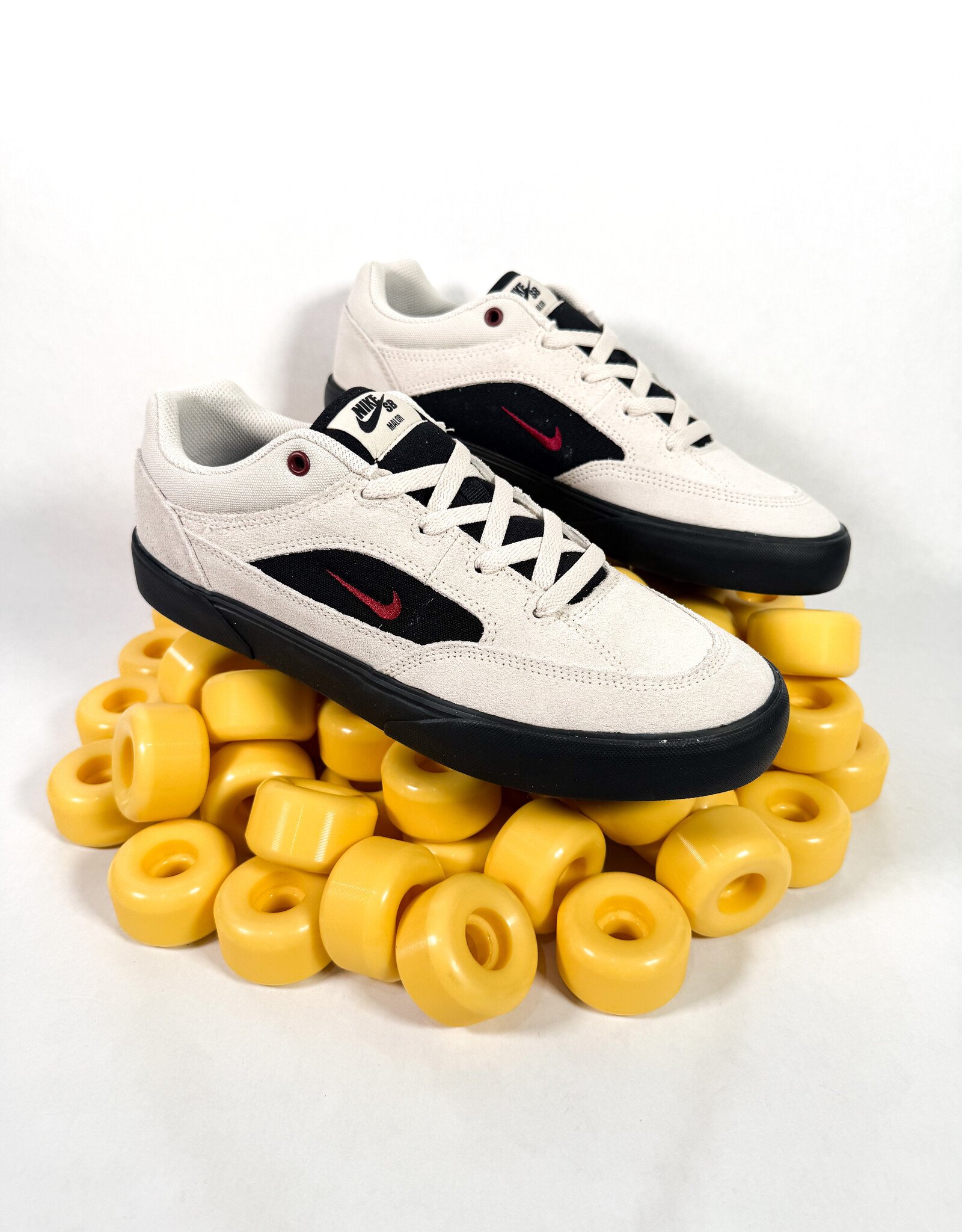 NIKE SB Malor - Lt. Orewood Brn / Team Red