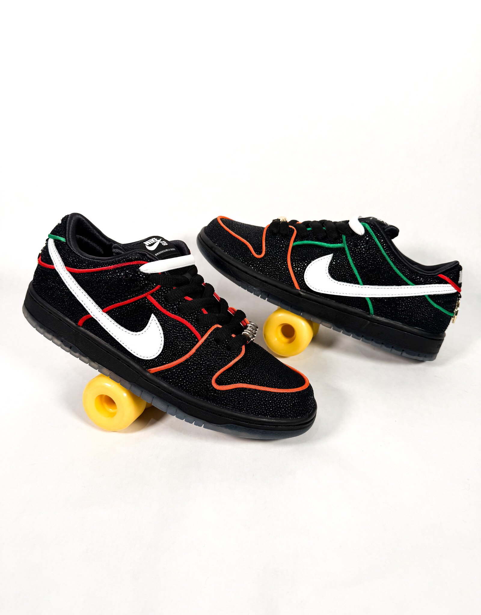 NIKE SB Dunk Low Pro Bronx Girls Skate - Black / White / Challenge Red