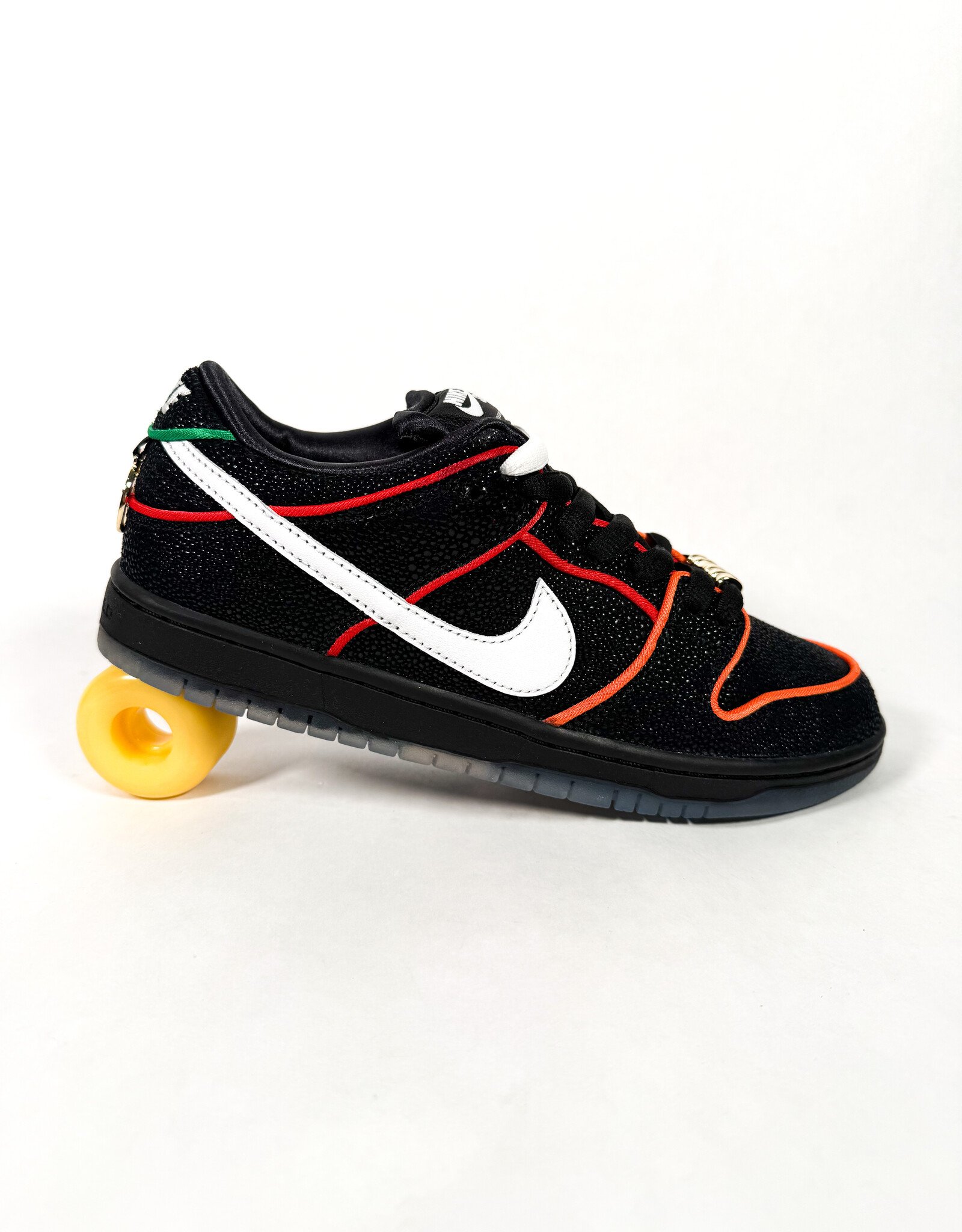 NIKE SB Dunk Low Pro Bronx Girls Skate - Black / White / Challenge Red