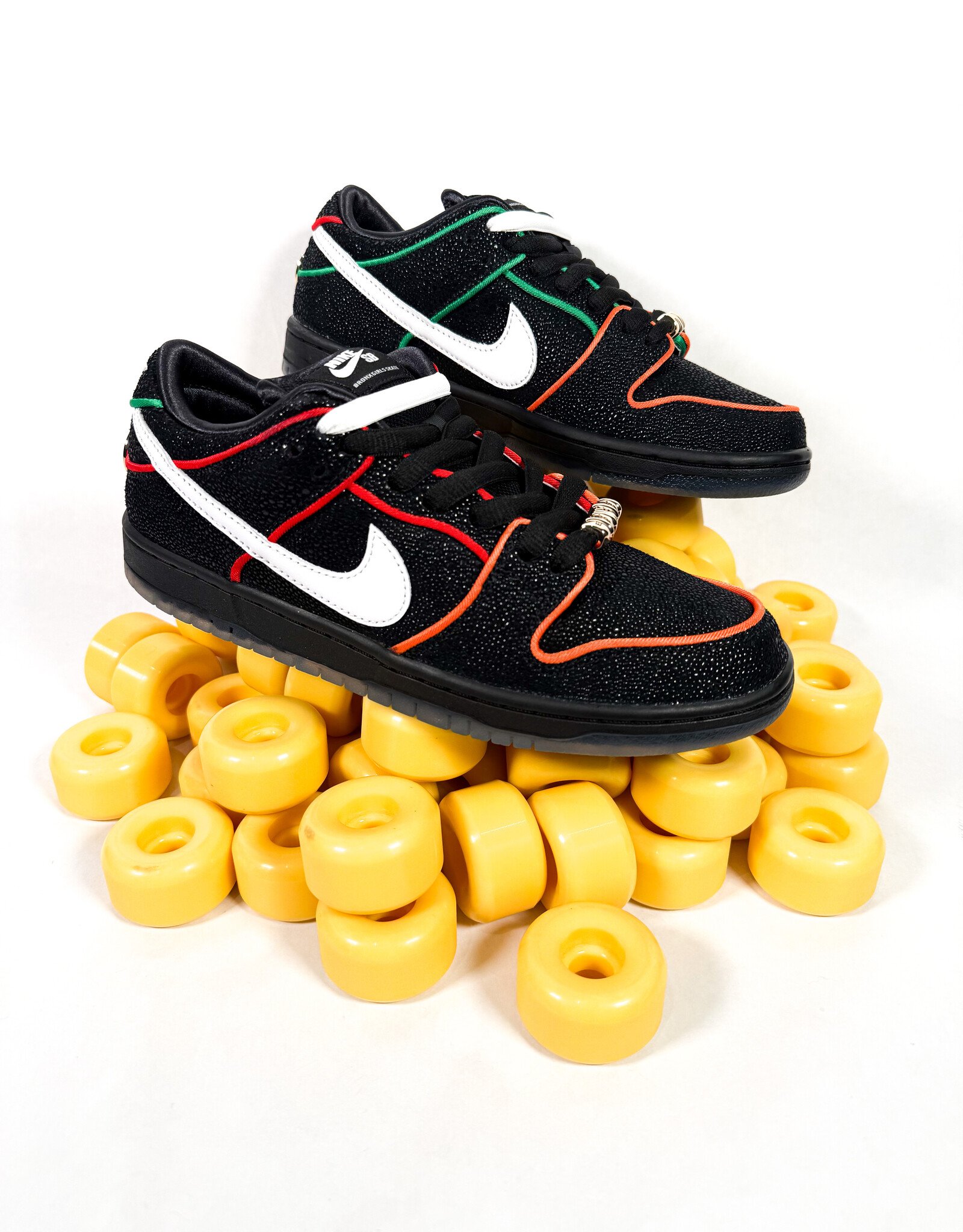 NIKE SB Dunk Low Pro Bronx Girls Skate - Black / White / Challenge Red