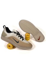 NIKE SB Zoom Nyjah 4 - Desert Khaki / Dk Smoke Grey