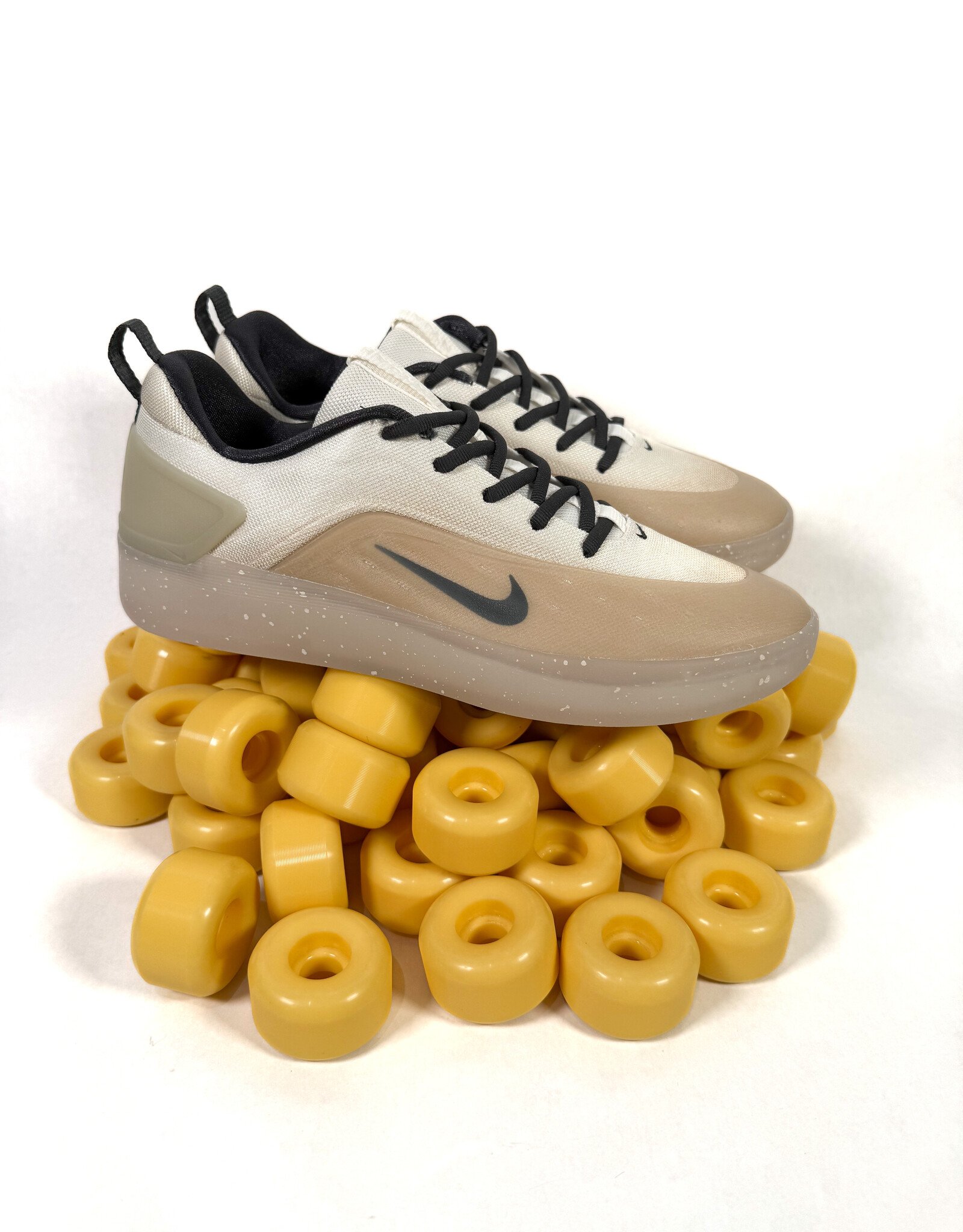 NIKE SB Zoom Nyjah 4 - Desert Khaki / Dk Smoke Grey