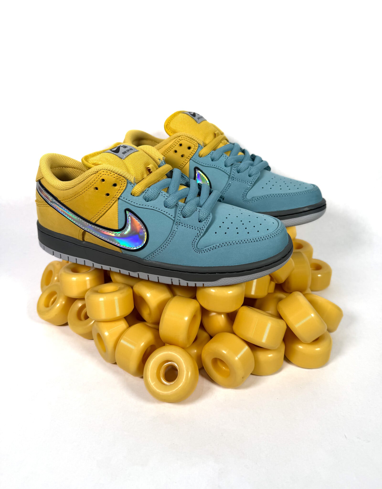 NIKE SB Dunk Low Pro 'Fast Pass' - Lightening / Wolf Grey / Denim