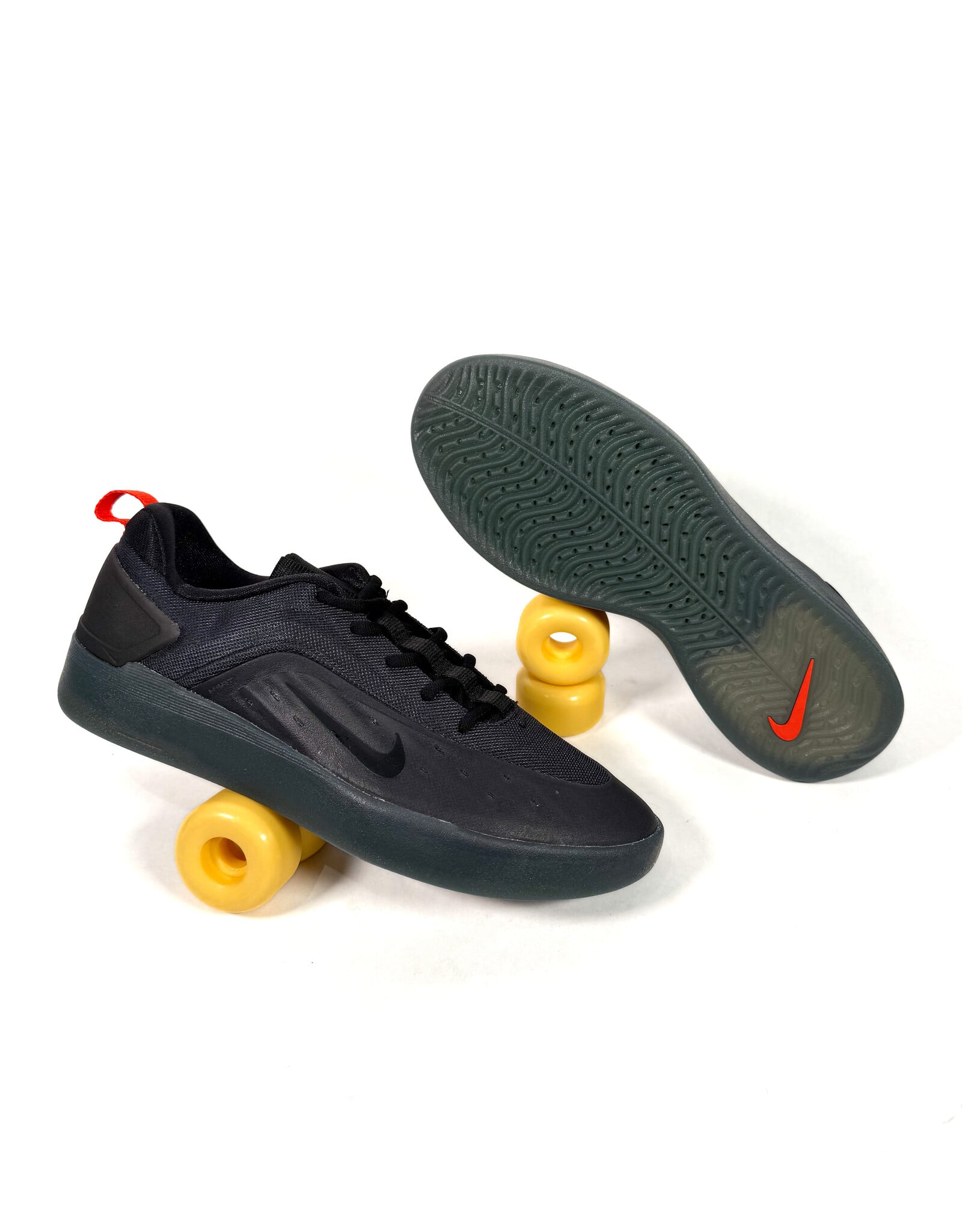 NIKE SB Zoom Nyjah 4 - Cool Grey / White / Wolf Grey