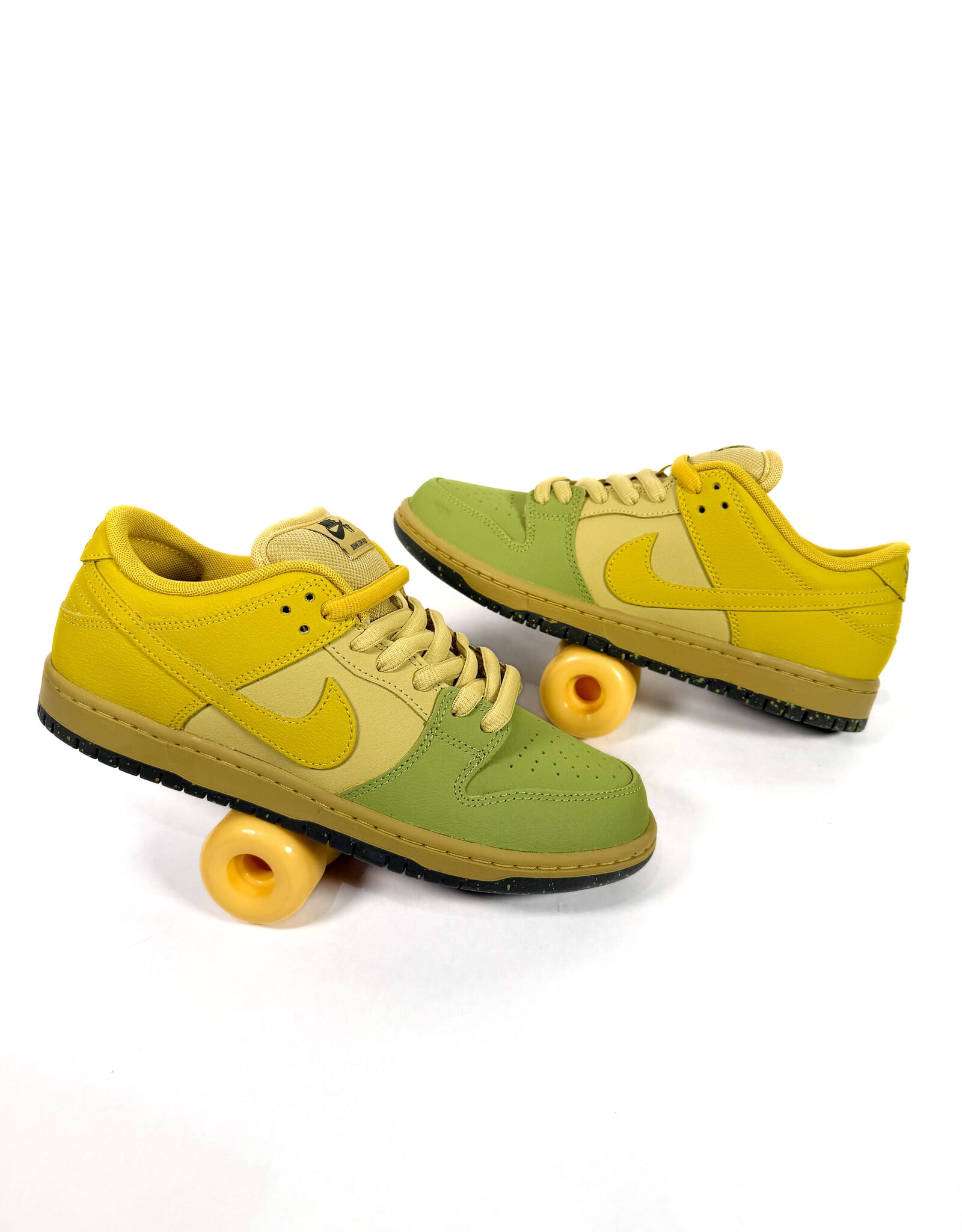 NIKE SB Dunk Low Pro - Saffron Quartz / Pear