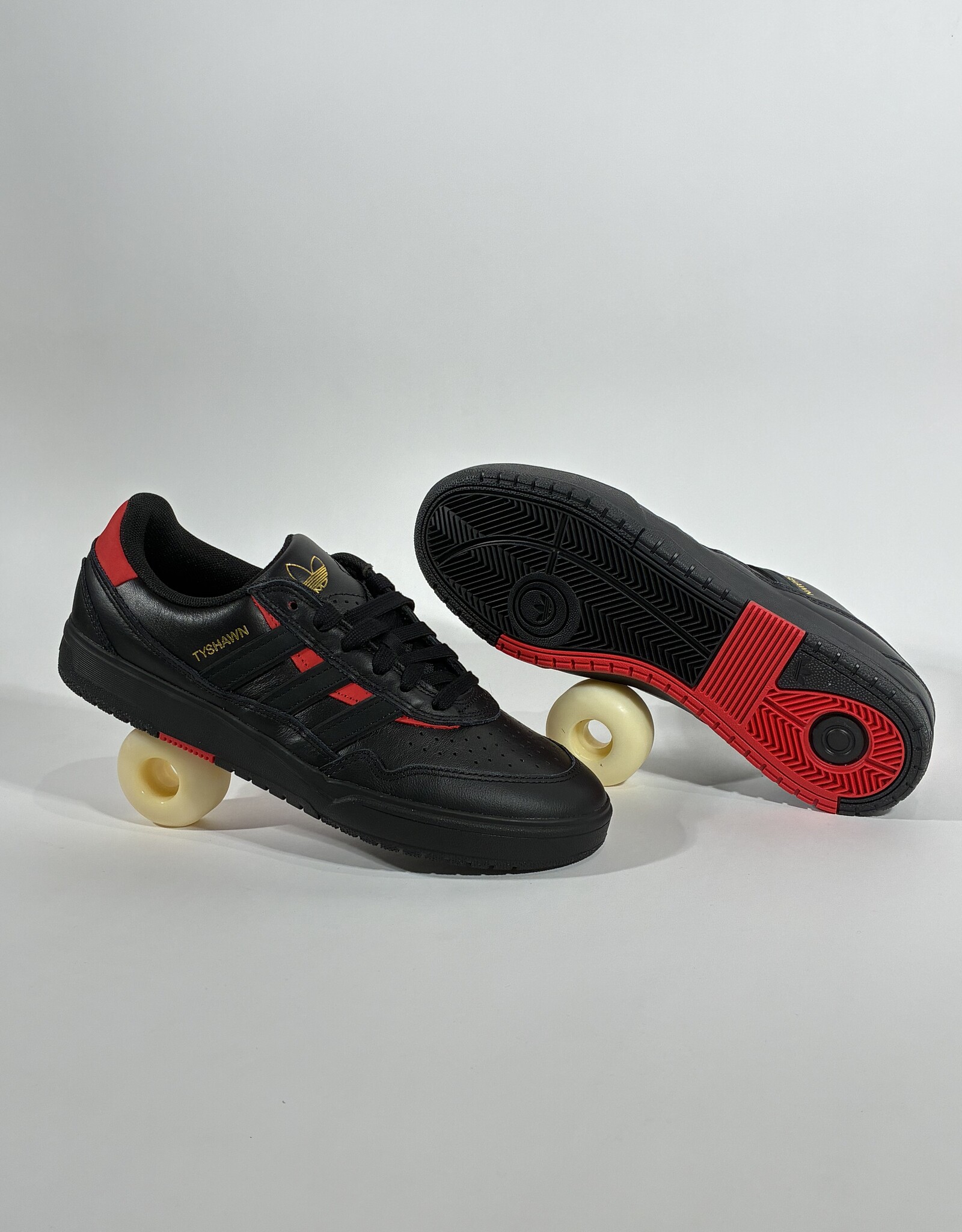 ADIDAS Tyshawn II - Core Black / Core Black / Better Scarlet