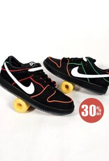 NIKE SB Dunk Low Pro Bronx Girls Skate - Black / White / Challenge Red