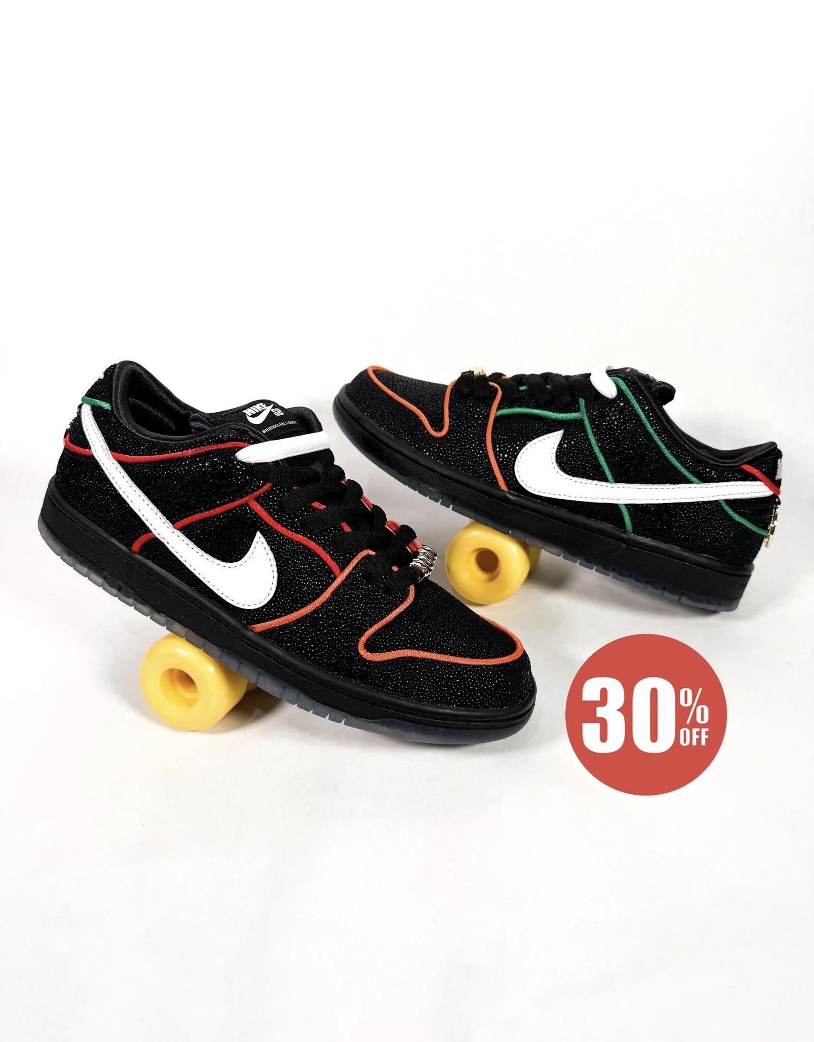 NIKE SB Dunk Low Pro Bronx Girls Skate - Black / White / Challenge Red