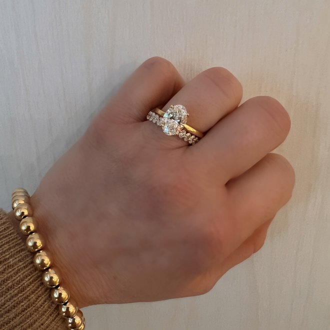 Vertical oval diamond band