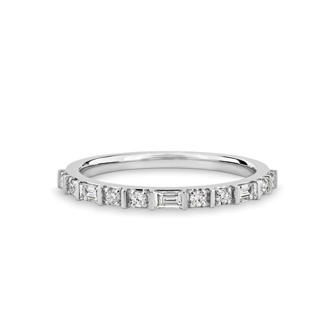 Alternating round and baguette diamond band