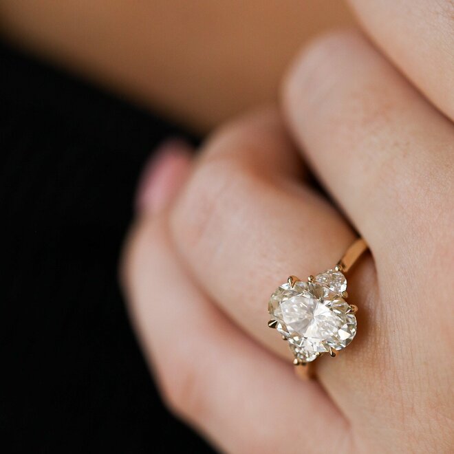 LAB The Caroline - oval cut engagement ring