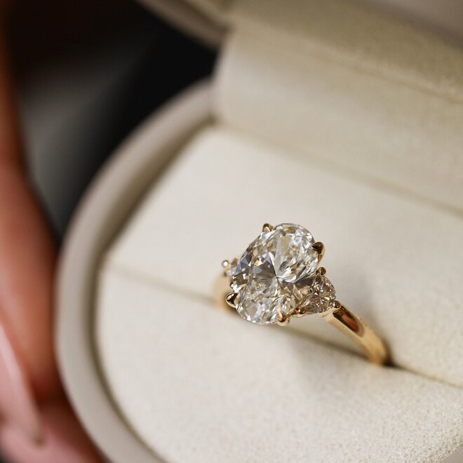 LAB The Caroline - oval cut engagement ring