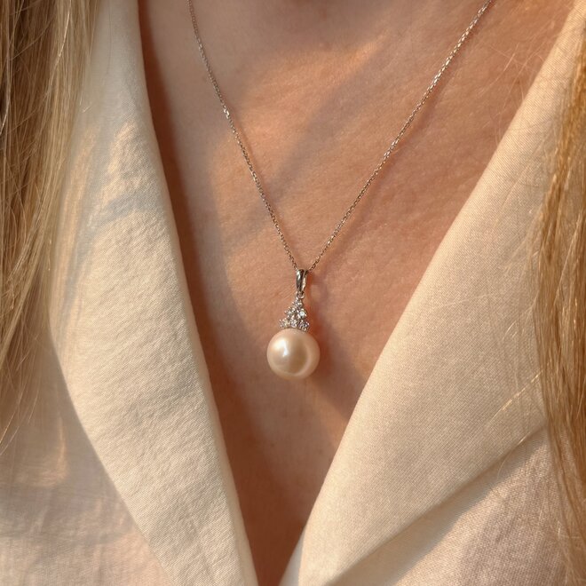 Pearl and diamond pendant