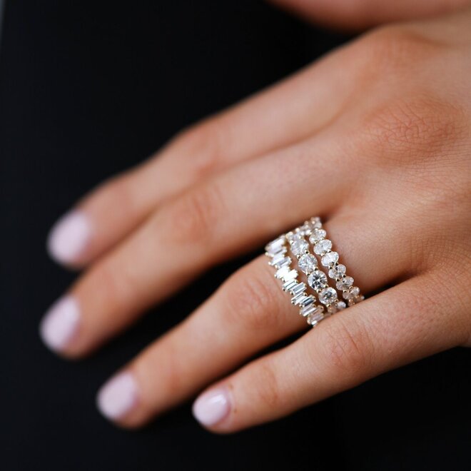 Vertical oval diamond band