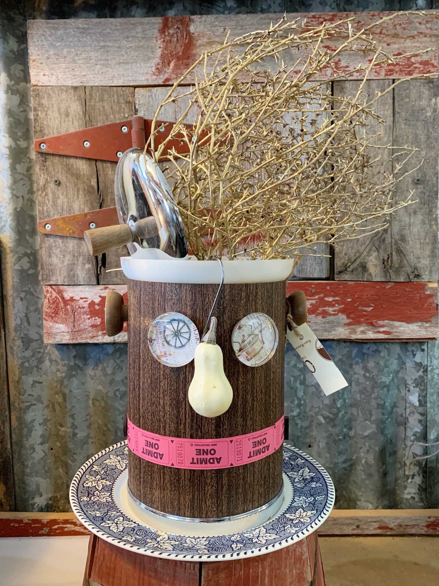 How to DIY Scarecrows for Fall Decorating