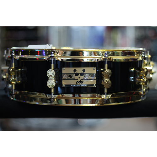 PDP PDP Eric Hernandez 6 Ply Maple Piano Black Lacquer w/ Gold HW Snare Drum 4X14 PDP PDP Eric Hernandez 6 Ply Maple Piano Black Lacquer w/ Gold HW Snare Drum 4X14