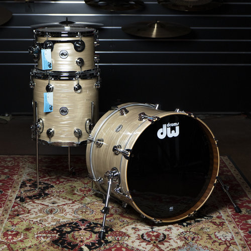 DW DW Collector's Series Cherry Mahogany 3pc Shell Pack-Crème Oyster Finish Ply DW DW Collector's Series Cherry Mahogany 3pc Shell Pack-Crème Oyster Finish Ply